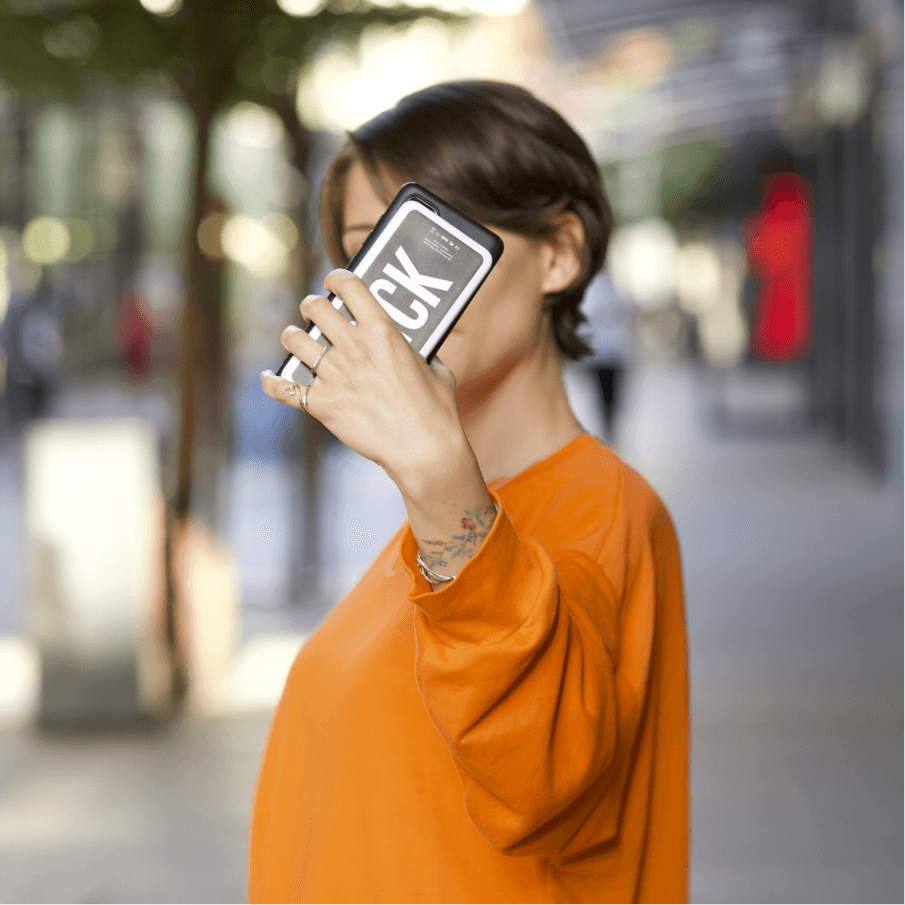 Devojka pravi selfi dok puni telefon ciglom